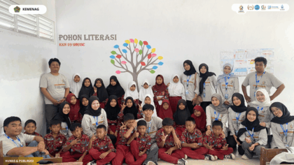 Mahasiswa KKN Kelompok 59 membuat Pohon Literasi di SDN 2 Kedungdalem