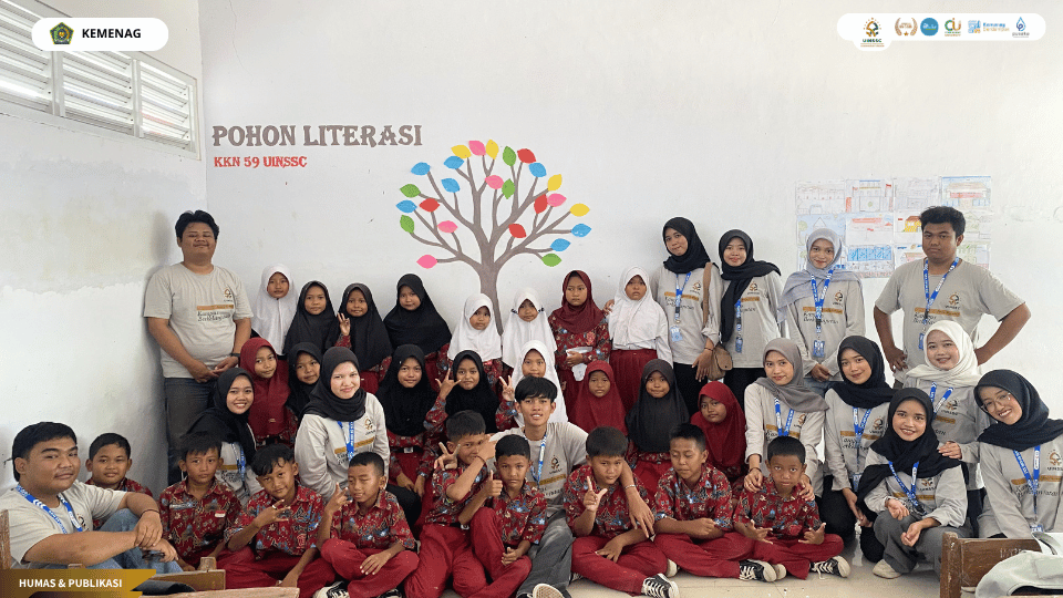 Mahasiswa KKN Kelompok 59 membuat Pohon Literasi di SDN 2 Kedungdalem