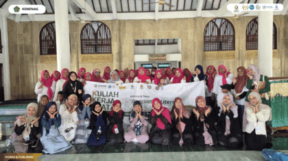 Mahasiswa KKN Kelompok 63 memberikan sosialisasi literasi digital keagamaan kepada wali murid TK As-Salam