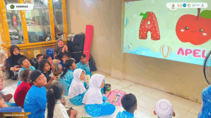 Mahasiswa KKN Kelompok 73 UIN Siber Cirebon mendampingi anak-anak Desa Rajasinga dalam program Kamis Ceria berbasis digital