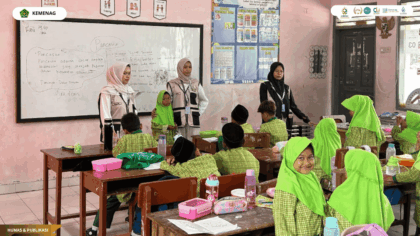 Mahasiswa KKN Kelompok 75 mendampingi siswa kelas rendah membaca di SD Negeri 1 Ender