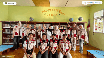 Mahasiswa KKN Kelompok 76 bersama guru dan siswa SDN 1 Getrakmoyan