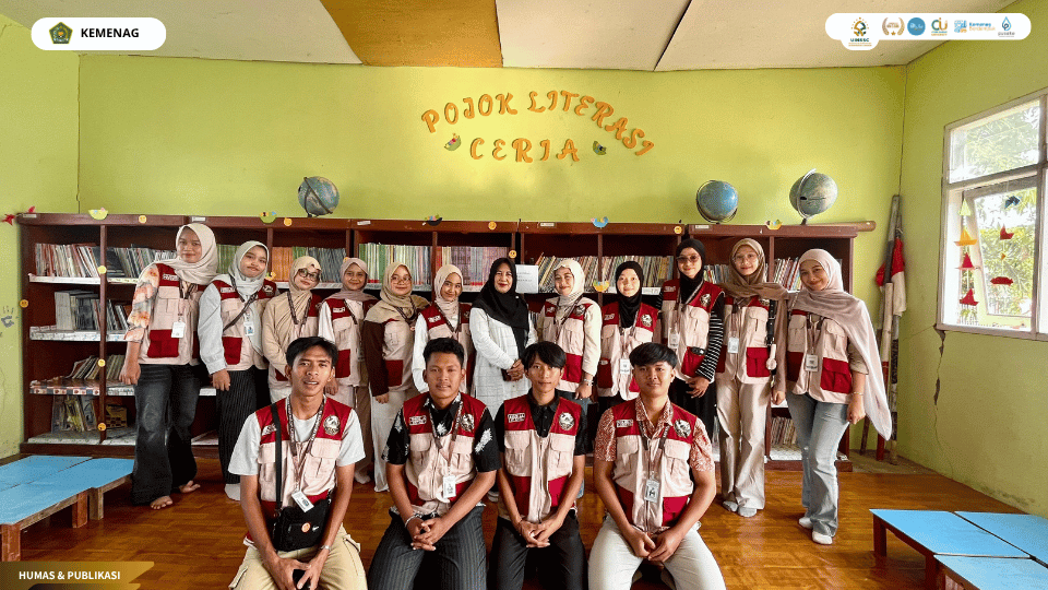 Mahasiswa KKN Kelompok 76 bersama guru dan siswa SDN 1 Getrakmoyan