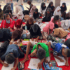 Mahasiswa KKN Kelompok 77 UIN Siber Cirebon mendampingi siswa mengekspresikan ide melalui kegiatan menggambar dan mewarnai.