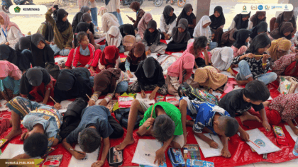 Mahasiswa KKN Kelompok 77 UIN Siber Cirebon mendampingi siswa mengekspresikan ide melalui kegiatan menggambar dan mewarnai.