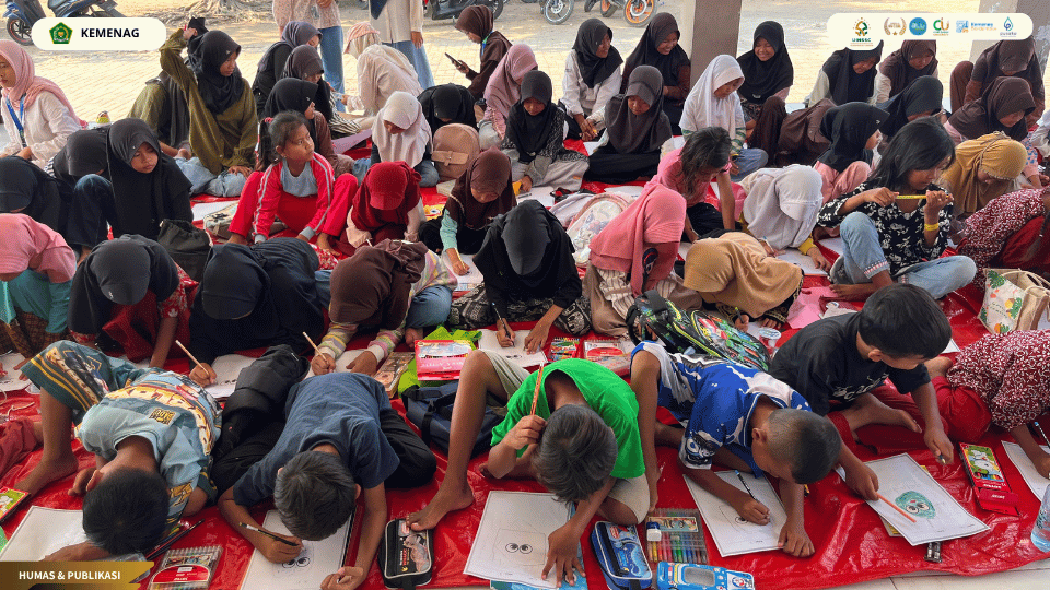 Mahasiswa KKN Kelompok 77 UIN Siber Cirebon mendampingi siswa mengekspresikan ide melalui kegiatan menggambar dan mewarnai.