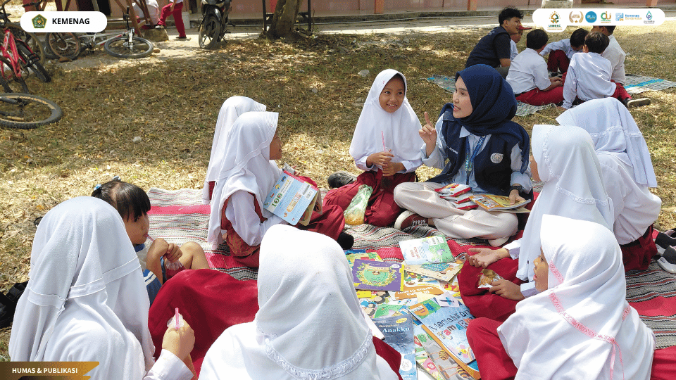 Mahasiswa KKN Kelompok 79 UIN Siber Syekh Nurjati Cirebon mendampingi anak-anak Desa Pangenan melalui program BILTA.