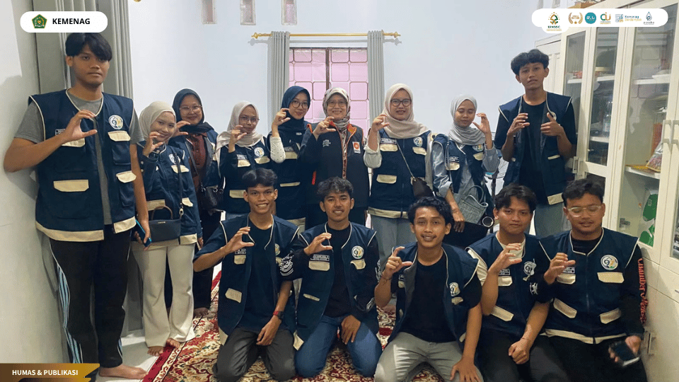 Mahasiswa KKN Kelompok 97 UIN Siber Syekh Nurjati Cirebon bersilaturahmi dengan tokoh Desa Kedungjaya.