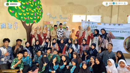 Mahasiswa KKN UIN Siber Cirebon bersama siswa MI Islamiyah Jatimerta di Merta Corner