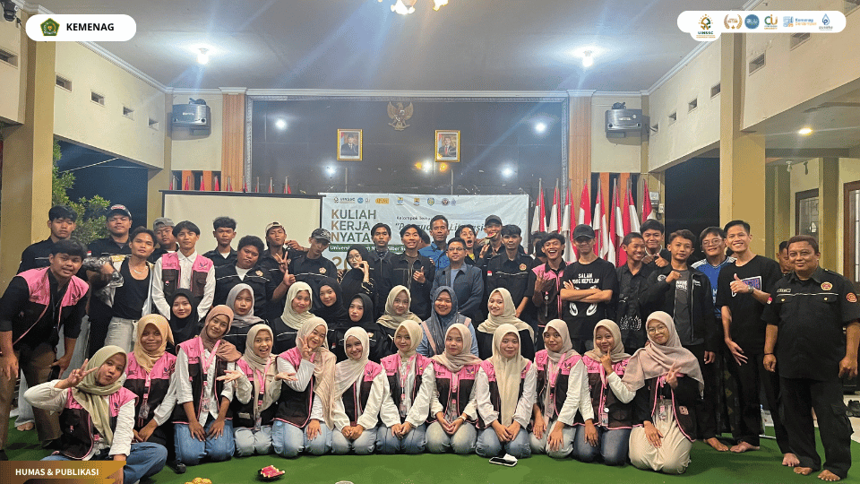Mahasiswa KKN UIN Siber Cirebon menggelar Seminar Road to Career di Balai Desa Playangan.