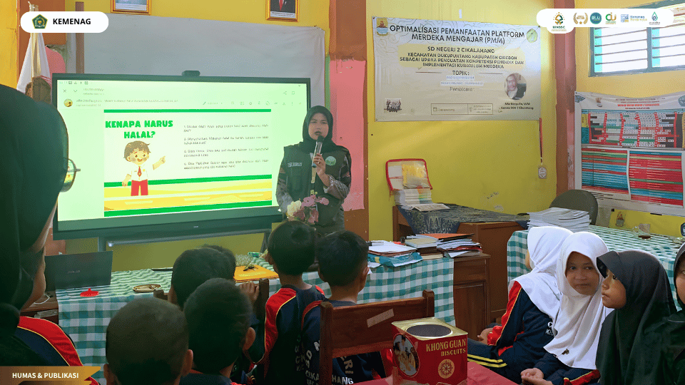 Mahasiswa KKN UIN Siber Syekh Nurjati Cirebon memberikan edukasi makanan halal kepada siswa SDN 2 Cikalahang.