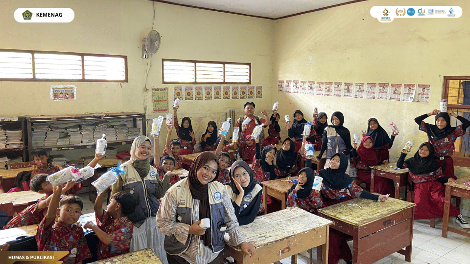 Mahasiswa KKN bersama siswa SDN 1 dan SDN 2 Kalianyar dalam program edukasi menabung GENIUS