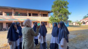 Mahasiswa UIN SSC berdiskusi dengan Ustadz Abdul Razak di Ma’had An-Nur Ad-Dini