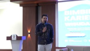 Narasumber Dea Aryandhana Mulyana Haris menyampaikan materi karier profesional