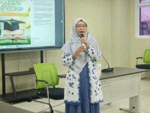 Narasumber Sirniawati, S.Pd.I., M.A. menyampaikan materi literasi media pada seminar English for Social Media.