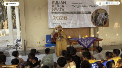 Pemateri Kampung Dongeng Cirebon menyampaikan cerita kepada anak-anak