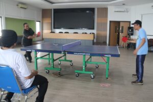 Peserta mengikuti Lomba Tenis Meja dalam rangka HUT RI ke-81 UIN Siber Cirebon