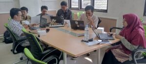 Peserta workshop mempraktikkan desain modul ajar interaktif menggunakan Canva pada hari kedua pelatihan.