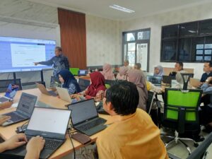 Peserta workshop menyusun modul pembelajaran digital pada Workshop Digitalisasi Modul Ajar FEBI.