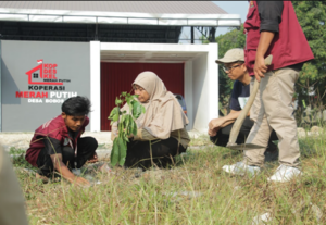 KKN 145 Desa Bobos Ikut Sukseskan Gerakan Penanaman 17.845 Pohon untuk Indonesia Hijau