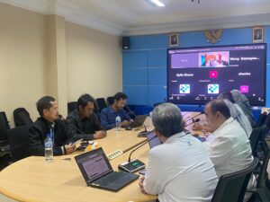 Prof. Dr. Hajam bersama Kepala Puspa Komdigi Dr. Noor Iza membahas kolaborasi UIN SSC