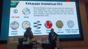 Prof. Dr. Ida Kaniawati menyampaikan materi paten sederhana kepada dosen FITK UIN Siber Cirebon