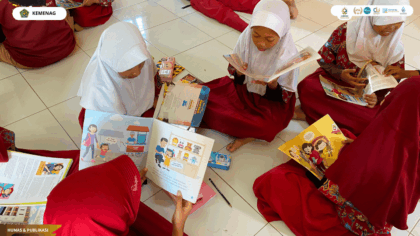 Siswa SDIT Waruduwur mengikuti kegiatan literasi membaca bersama