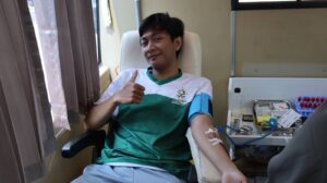 Sivitas akademika mengikuti kegiatan Donor Darah dalam rangka HUT RI ke-81