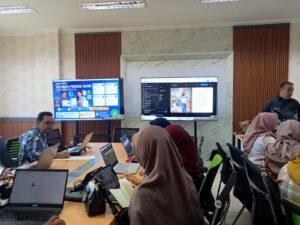 Suasana Workshop Digitalisasi Modul Ajar FEBI UIN Siber Syekh Nurjati Cirebon di Ruang SmartClass Lantai 2.
