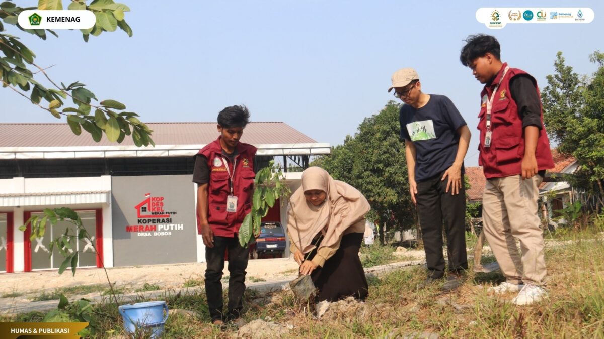 17.845 Pohon untuk Indonesia Hijau, KKN UIN Siber Cirebon Ajak Masyarakat Rawat Bumi Bersama