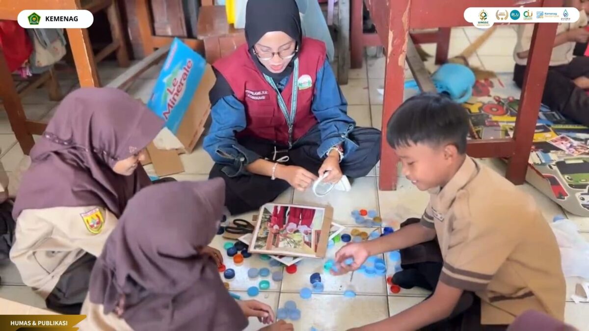 KKN 131 Ajak Siswa SDN Kesenden Daur Ulang Tutup Botol Menjadi Kerajinan  