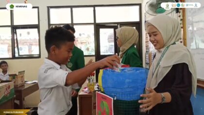 KKN 131 Praktikkan Pemilahan Sampah Anorganik di SDN Kesenden