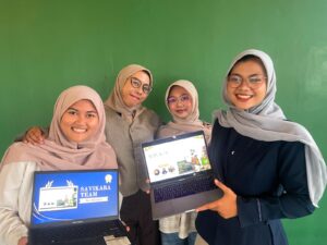 Tim Savikara bersama dosen pembimbing Dessy Kushardiyanti, M.A. usai meraih Juara 1 tingkat nasional.