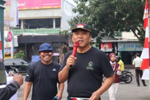 Wakil Rektor II UIN Siber Cirebon membuka Jalan Sehat HUT RI ke-81