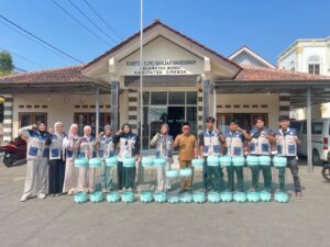 #UINSiberCirebon, #UINSSC, #KKN126, #KKNUINSiberCirebon, #DesaBanjarwangunan, #Mundu ,#Cirebon #EdukasiSampah, #WaktuUraiSampah, #PeduliLingkungan, #PengelolaanSampah ,#SampahPlastik ,#LingkunganBersih, #EdukasiLingkungan, #DesaBersih, #MahasiswaMengabdi, #KKNMengabdi ,#KurangiSampah, #JagaLingkungan ,#LangkahKecilDampakBesar,# KampusBerdampak,#KampusBerkelanjutan,#KampusRamahDifabel,#SDGs04,