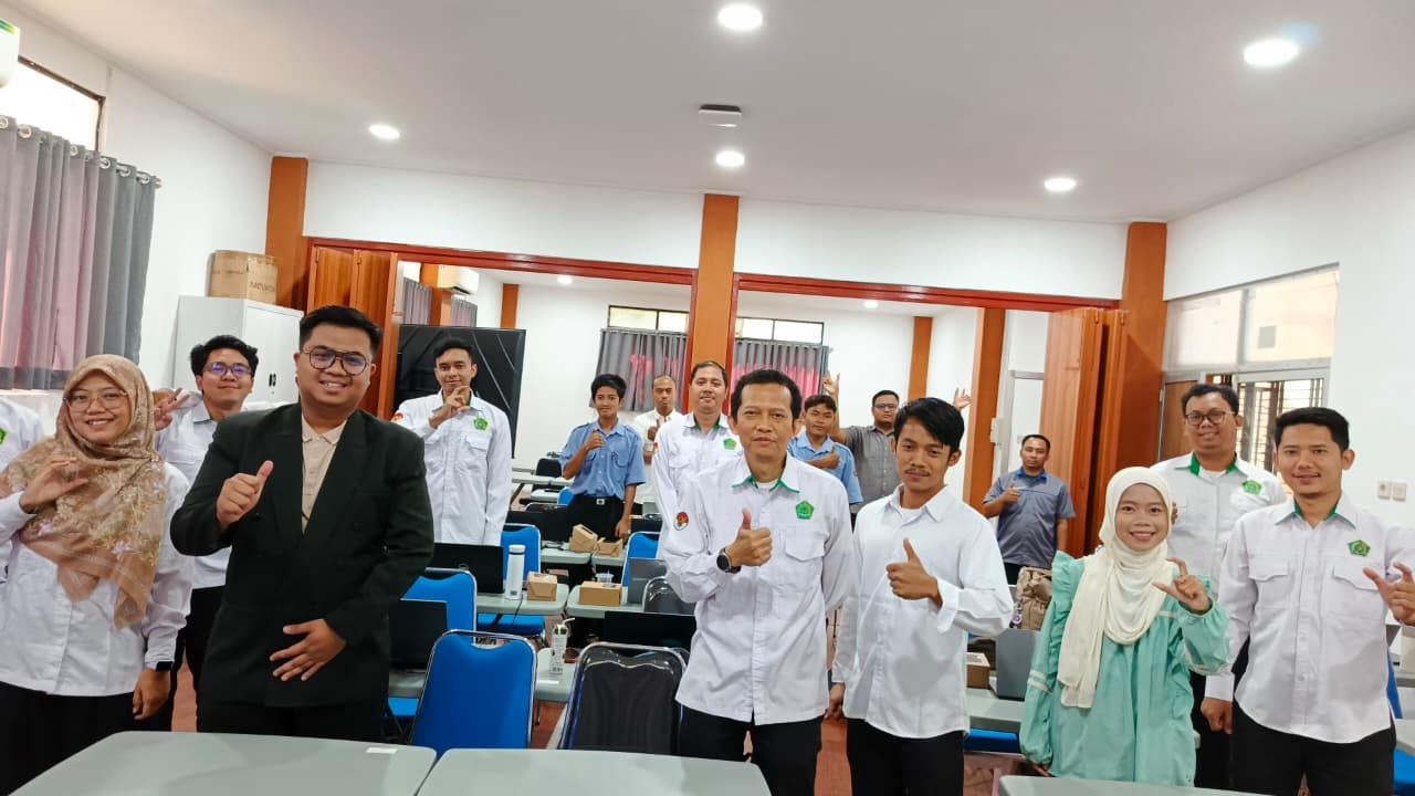 Foto Bersama Kegiatan peningkatan literasi IT tenaga kependidikan UIN Siber Cirebon di Gedung Pustikom