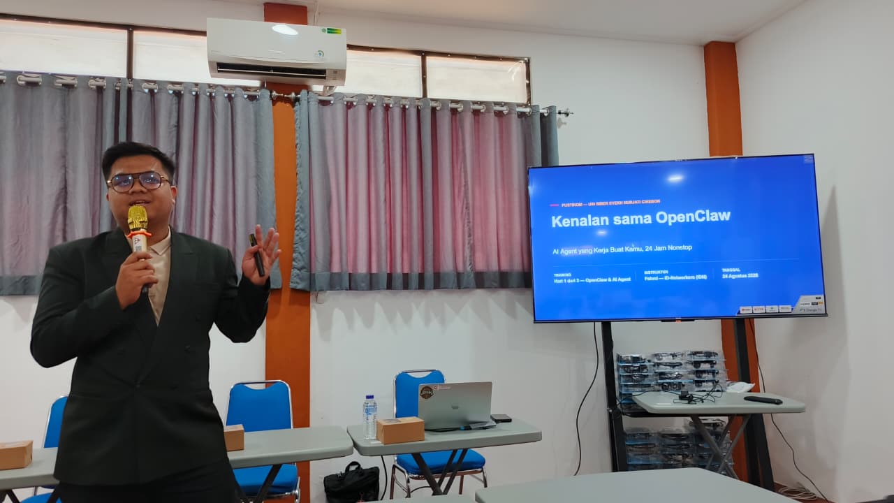 Fahmi Nuradi menyampaikan materi AI Agent OpenClaw kepada tenaga kependidikan UIN Siber Cirebon