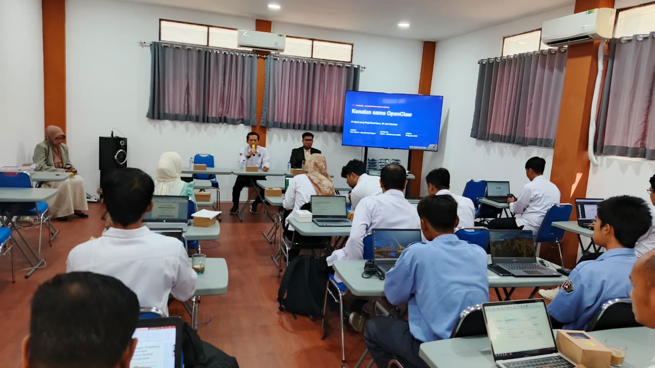 Sekretaris UPT TIK UIN Siber Cirebon membuka kegiatan peningkatan literasi IT tahun 2026