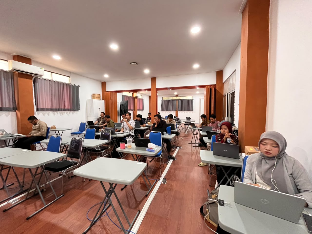 Peserta mempraktikkan workflow n8n dalam pelatihan literasi IT