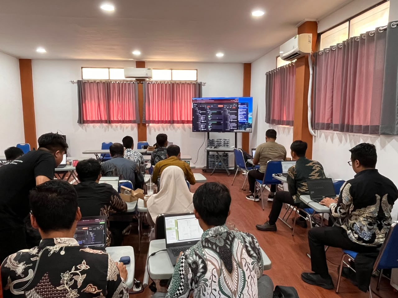 Tenaga kependidikan UIN Siber Cirebon mengikuti Final Project pelatihan literasi IT berbasis n8n.