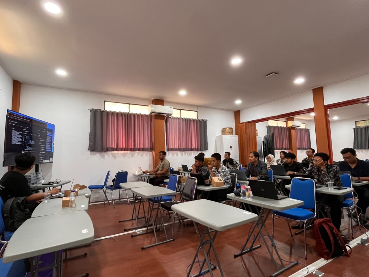 Peserta melakukan simulasi integrasi Telegram, AI Agent, Google Calendar, dan Google Sheets.