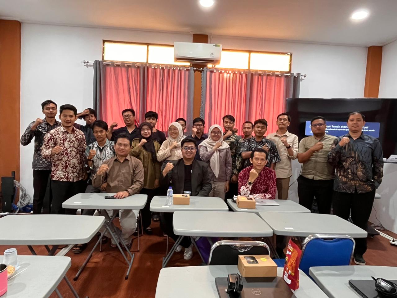 Peserta mempraktikkan workflow otomasi AI dalam pelatihan literasi IT UIN Siber Cirebon.