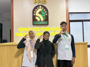 Kesan dan pesan Jihana serta Yusron terekam dalam wawancara yang dilakukan Frida Dwi Arifani, mahasiswa penerima beasiswa kerja yang bertugas di Unit Kerja Pejabat Pengelola Informasi dan Dokumentasi (PPID)/Humas UIN Siber Syekh Nurjati Cirebon.
Wawancara tersebut menjadi bagian dari upaya menghadirkan cerita langsung dari mahasiswa baru tentang pengalaman mereka mengikuti PBAK sekaligus harapan setelah resmi menjadi bagian dari keluarga besar UIN Siber Syekh Nurjati Cirebon.

