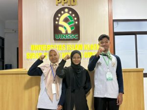 Kesan dan pesan Jihana serta Yusron terekam dalam wawancara yang dilakukan Frida Dwi Arifani, mahasiswa penerima beasiswa kerja yang bertugas di Unit Kerja Pejabat Pengelola Informasi dan Dokumentasi (PPID)/Humas UIN Siber Syekh Nurjati Cirebon.
Wawancara tersebut menjadi bagian dari upaya menghadirkan cerita langsung dari mahasiswa baru tentang pengalaman mereka mengikuti PBAK sekaligus harapan setelah resmi menjadi bagian dari keluarga besar UIN Siber Syekh Nurjati Cirebon.
