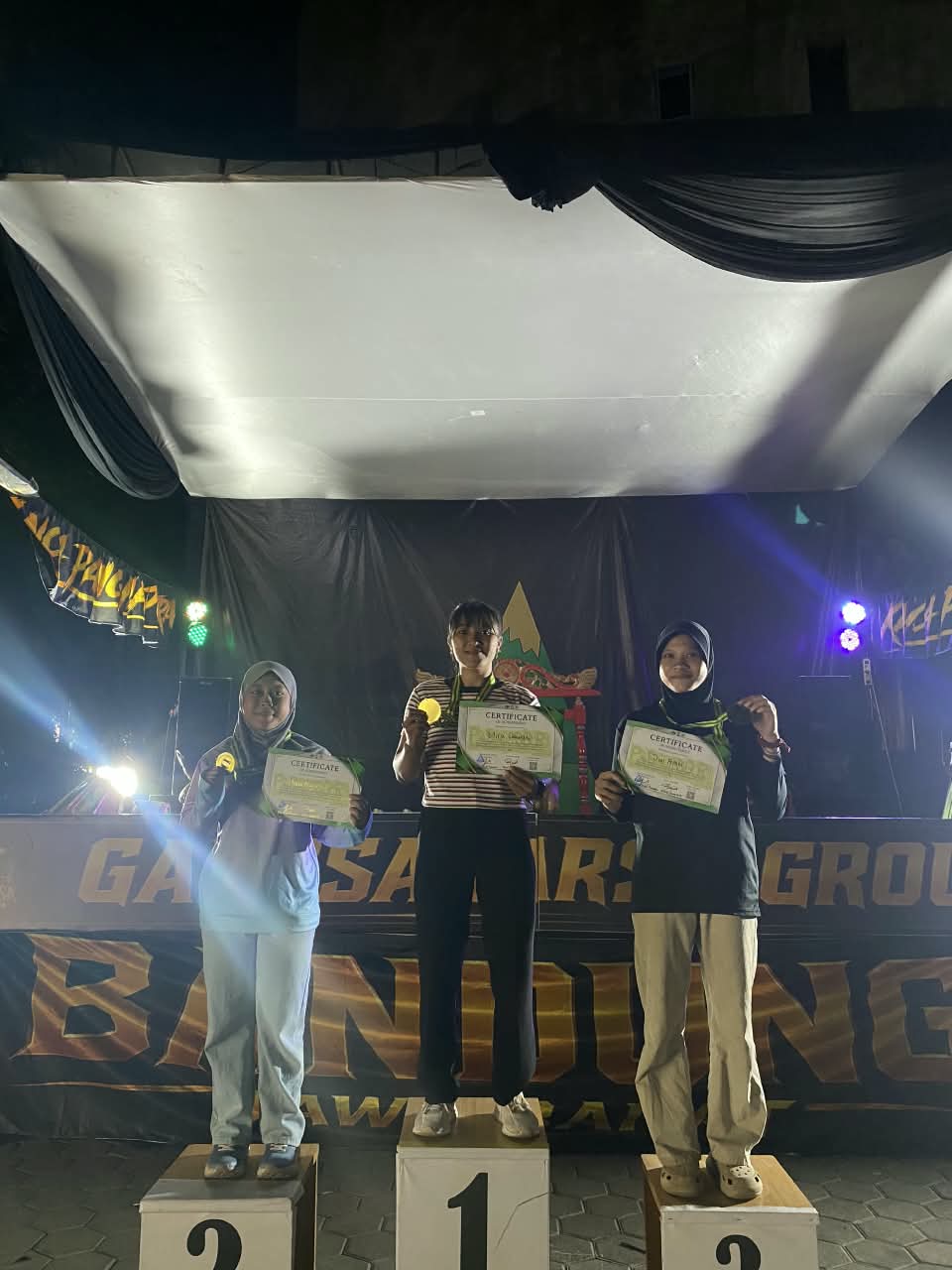 Dwi Aniti mahasiswa UIN Siber Cirebon meraih Juara 3 Pasanggiri Wall Climbing Se-Jawa Batch II.