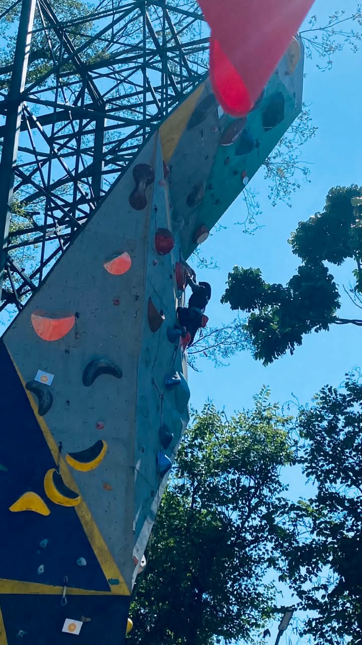 Dwi Aniti bertanding pada kategori Lead Putri Pasanggiri Wall Climbing Se-Jawa Batch II di Bandung.