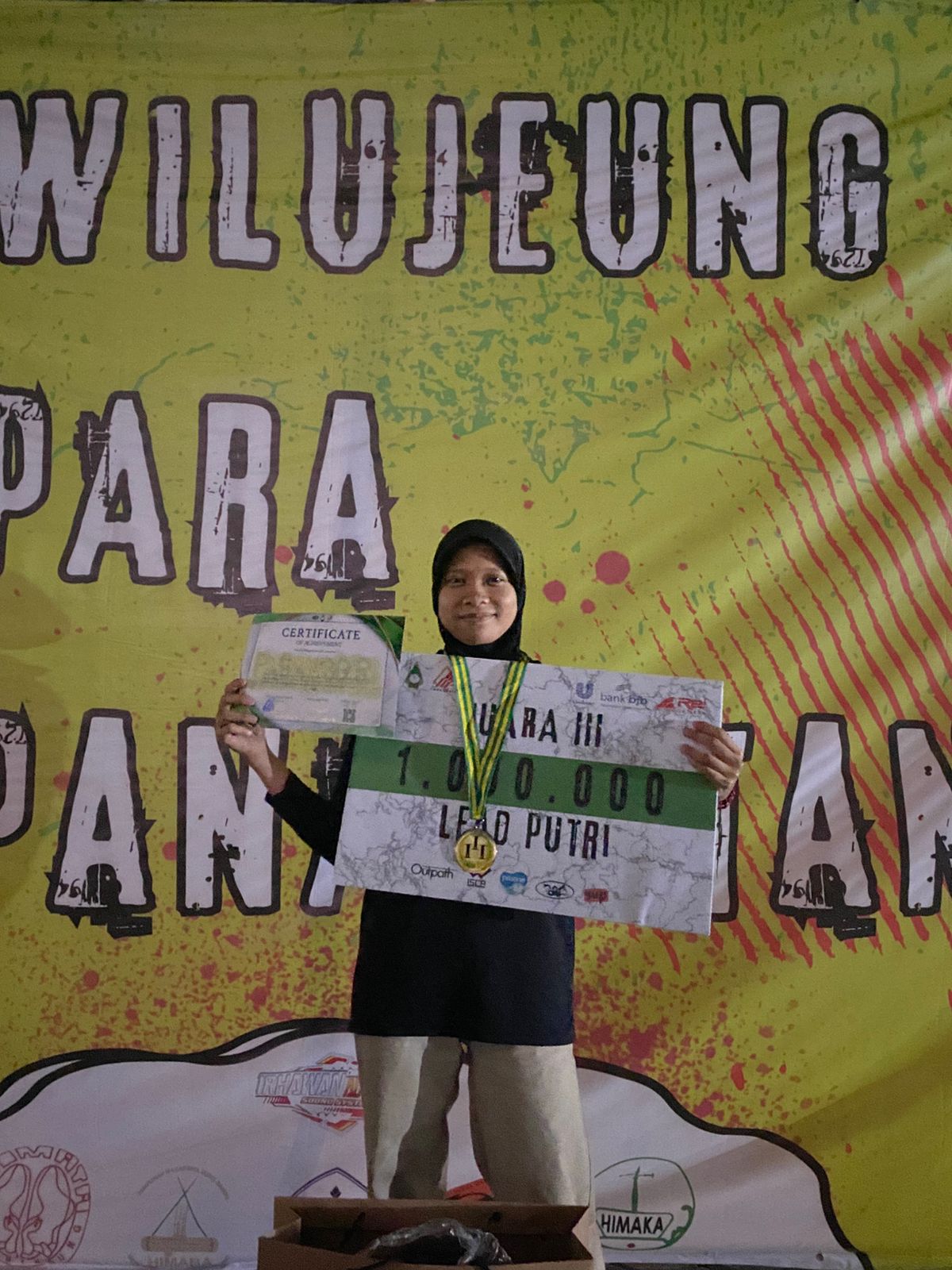 Prestasi Dwi Aniti Juara 3 kategori Lead Putri Pasanggiri Wall Climbing Se-Jawa Batch II.