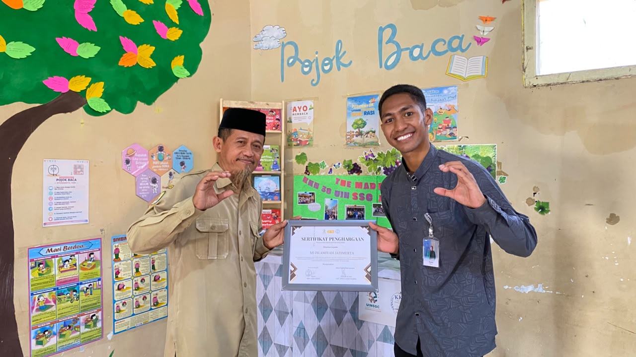 Peresmian Merta Corner pojok baca KKN UIN Siber Cirebon di MI Islamiyah Jatimerta
