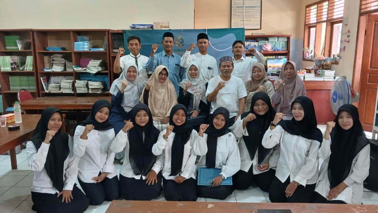 DPL dan mahasiswa PLP UIN Siber bersama pihak SMP Negeri 1 Gunung Jati.