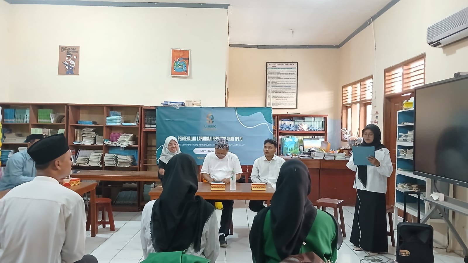 Mahasiswa PLP UIN Siber mengikuti kegiatan pembukaan di SMP Negeri 1 Gunung Jati.